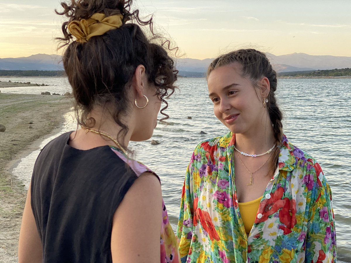 Dos naranjas completas que están destinadas a estar juntas. Porque con ella, la vida es ilusión y me encanta que me mire así 💖 #AmeliaLedesma #AlwaysTogether #IChooseYou