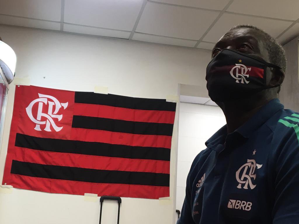 Flamengo's tweet photo. 👑 Mestre Deni já está esperando o elenco do Mengão! #FLAxSAO #AtéOFinal #VamosFlamengo https://t.co/XyC0i9a5R6