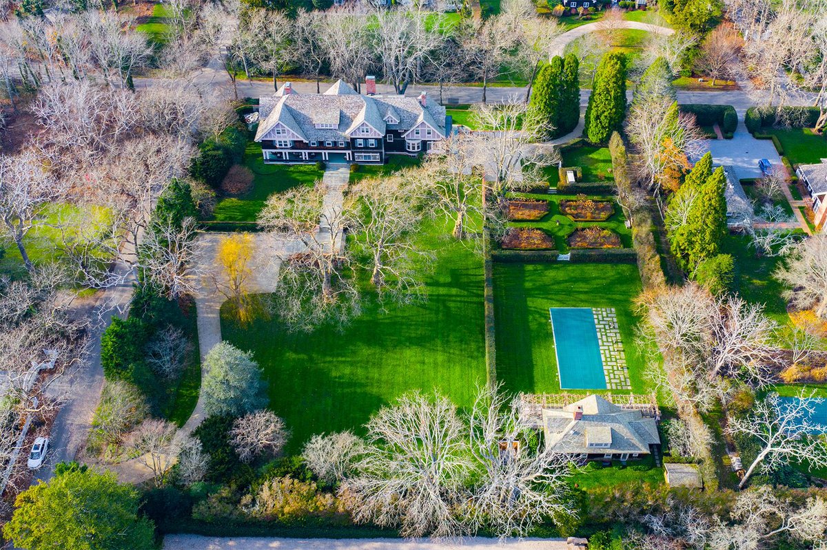 StroughHamptons's tweet image. The grounds of Onadune are amazing.  Here you can see the English cutting gardens, rolling lawns, pool and guest house. Ask $25M. Exclusive.