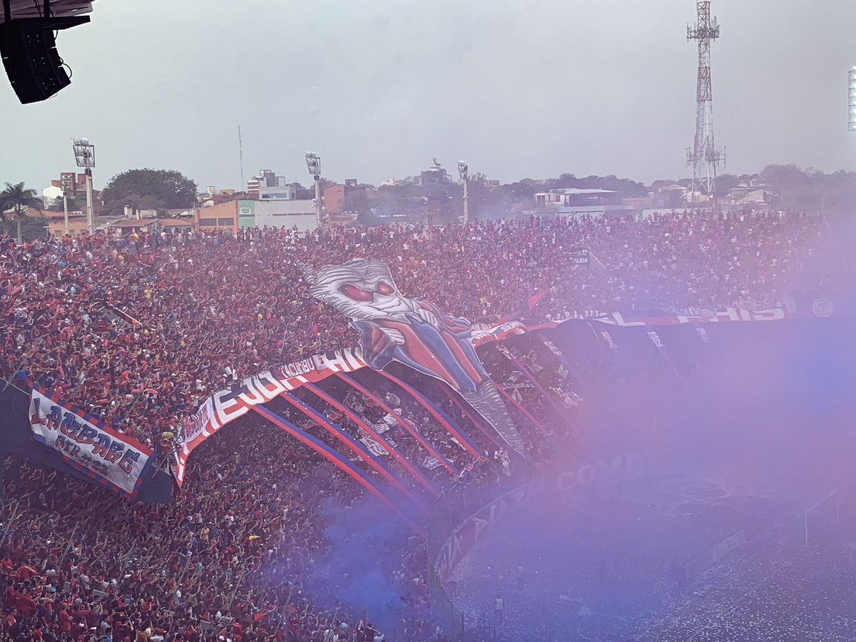 FerVaesken's tweet photo. Esta es tu gente, la que te pide siempre que vayas al frente.. Los jugadores, hay que dejar la vida por los colores!! 🎶 
#NiUnPasoAtras @CCP1912oficial https://t.co/yXWaNL4NM7
