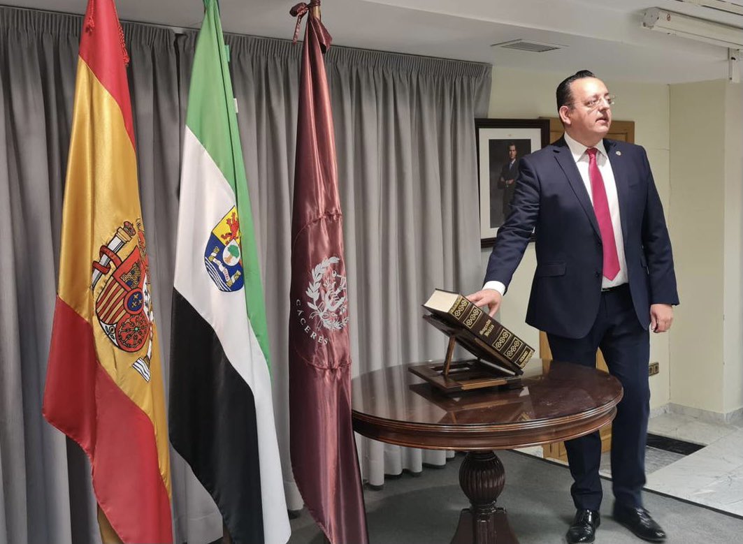 He tenido el honor de volver a jurar el cargo de Decano del COGITI de #Cáceres, acompañado por una Junta de Gobierno compuesta por un equipo fantástico de ingenieros e ingenieras comprometidos con nuestro servicio a la sociedad. 

MUCHAS #GRACIAS.
<a href="/CEXITI/">CEXITI</a> <a href="/AITICC/">AITI CÁCERES</a>