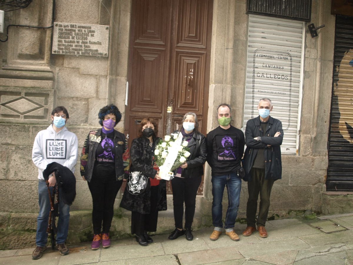 ACOCastrodeVig1's tweet photo. Acto homenaxe no Día de Rosalía en Vigo. Marta Dacosta (AELG) Cruz Martínez (O Castro) Vitor Vaqueiro, dúo Acordeireta eo gaiteiro Cibrán González. https://t.co/KxqomrKbdc
