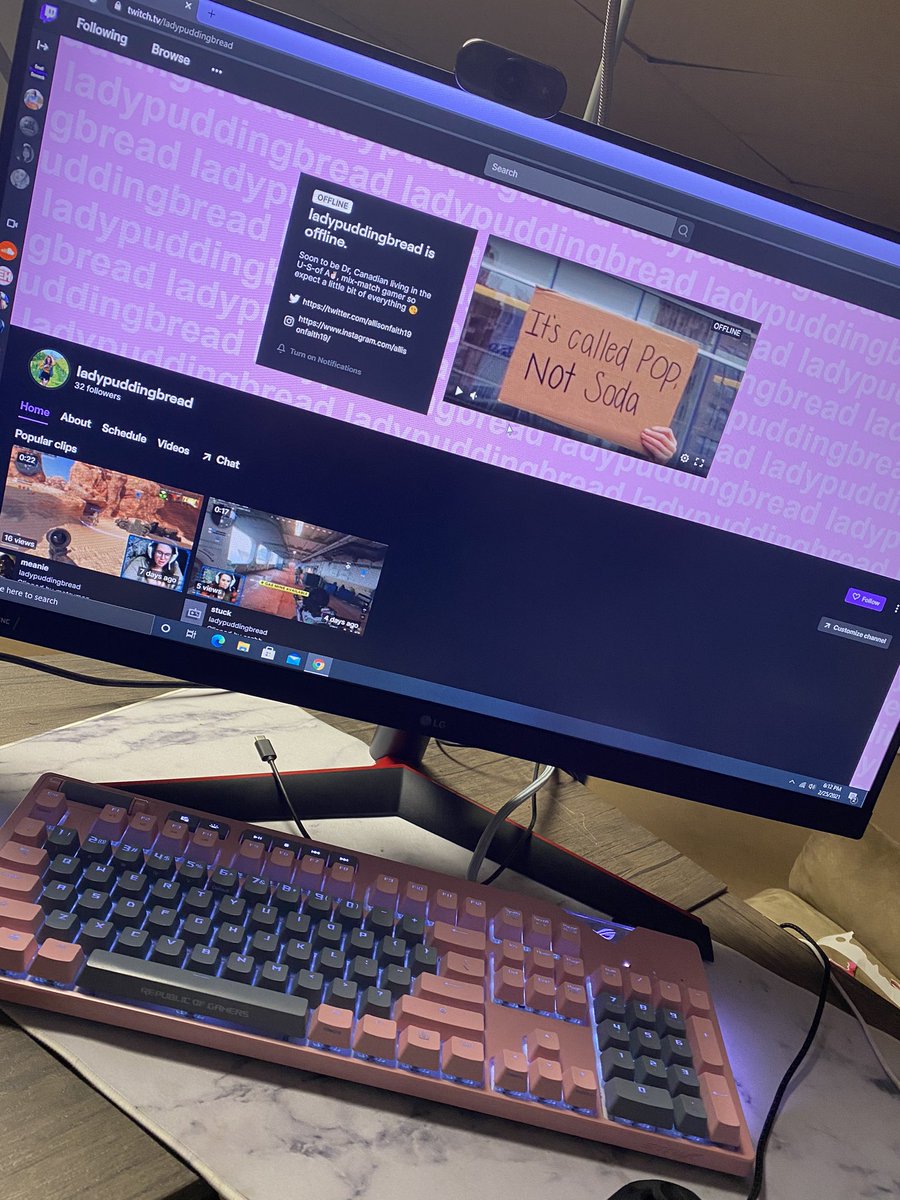 Ladypuddinbread's tweet photo. When your hubby makes you pick between a new wedding band or a @LGElectronicsKZ monitor for your set up for your anniversary, you go with the monitor, every time.
#gamergirl #PCGamer #UpgradeMyTech https://t.co/YFs3ZzlIs6