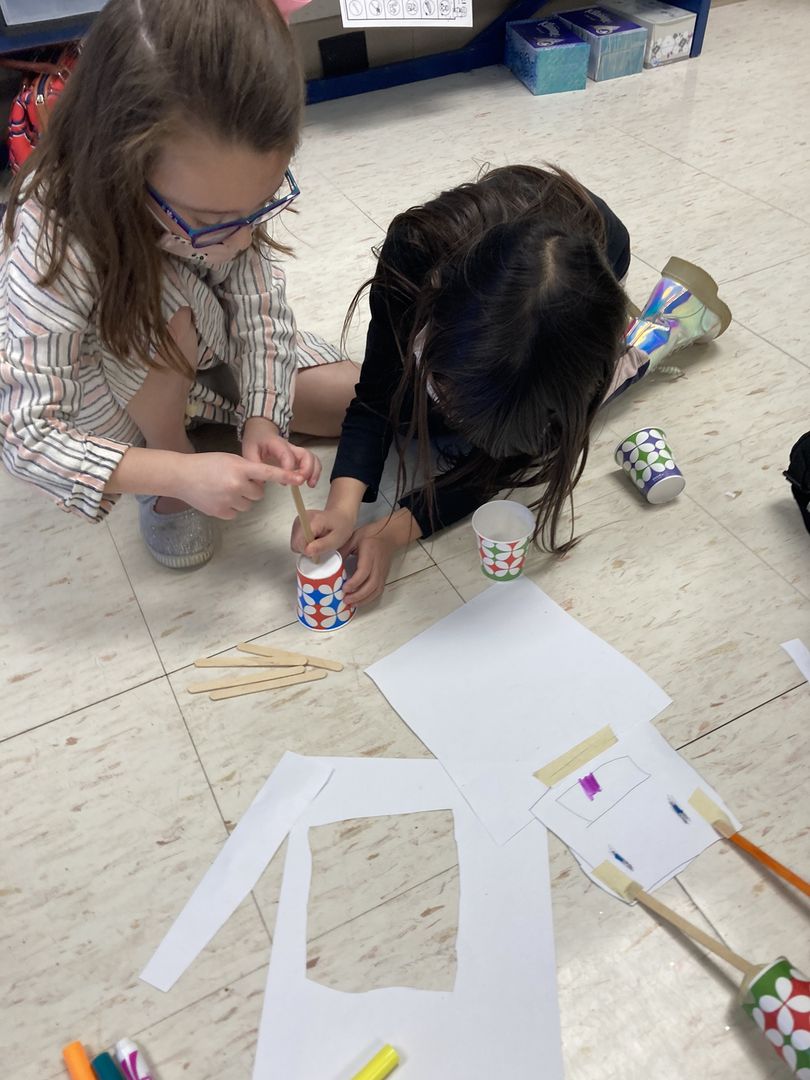 HMENixa's tweet photo. 1st grade students in Mrs. Bergin's class at @HMENixa  worked together to engineer and build a device to communicate "yes" or "no" answers. #KidEngineers #LearningIsFUN #Makers #iteach1st @nixaschools https://t.co/ZdU4aolIbT