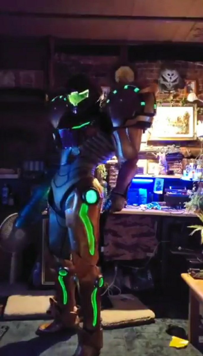 FaustPhantasmic's tweet photo. @Sal01110100 @DastardlyMayo @teelopesmusic @BoundaryBreak I mean, cosplayers can pull it off somehow. https://t.co/1gqArVFpDy