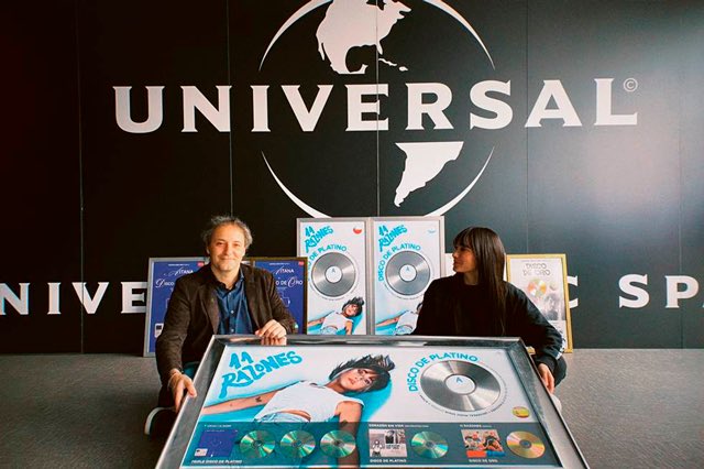UniversalSpain's tweet photo. .@Aitanax sigue haciendo historia 💎

Hoy ha recibido, de mano de @narcisrebollo, 14 galardones discográficos por las ventas de su álbum #11RAZONES en todo el mundo 📀📀📀📀📀📀📀📀📀📀📀📀📀📀

¡Enhorabuena, @aitanax! 💕 https://t.co/vEkQ6fPqdj