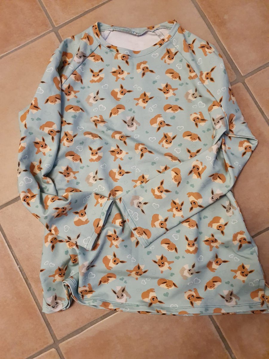 SouSumiChan's tweet photo. My mother-in-law made me this awesome #eevee pullover with the awesome #farbic from @stoffhummel and I'm IN LOVE 😍❤ #pokemon https://t.co/7oaZ88H1JG
