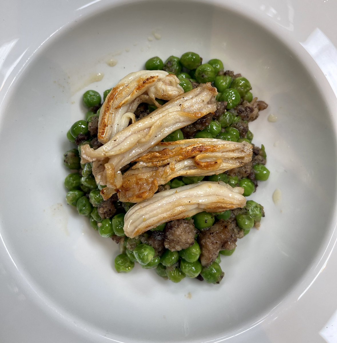 Interesting combination... green peas with sausage and sea cucumber!
Today at Ovillo restaurant #Madrid 🇪🇸
<a href="/ChefJMCalero/">Javier Muñoz-Calero Calderon</a>