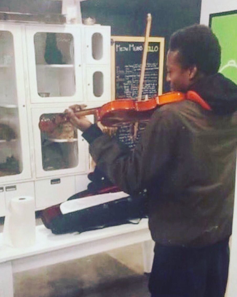 dusttodigital's tweet photo. Remembering Elijah McClain, born on this day in 1996. Here he is playing his violin for cats at a pet store during his lunch break as a massage therapist in Aurora, Colorado in 2019. https://t.co/k5NUb1EJSR