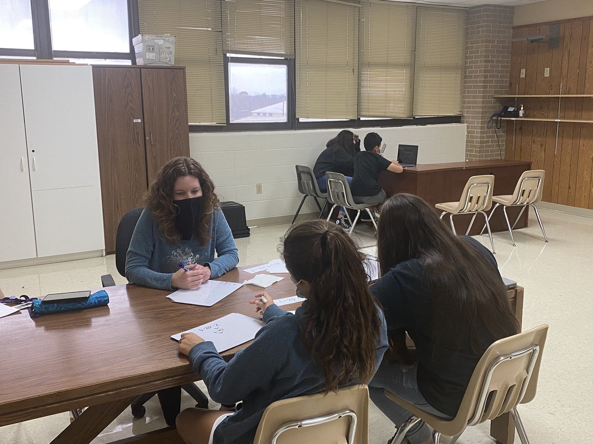 ITS_SQUAD_'s tweet photo. Mrs. Jackson leverages technology by working with small groups, while other students get @quizizz practice time. Then, they switch! Students benefit from the best of both worlds! @math_coach13 #KISDbest #BTWbest #DLDay2021 https://t.co/drXhioGStO