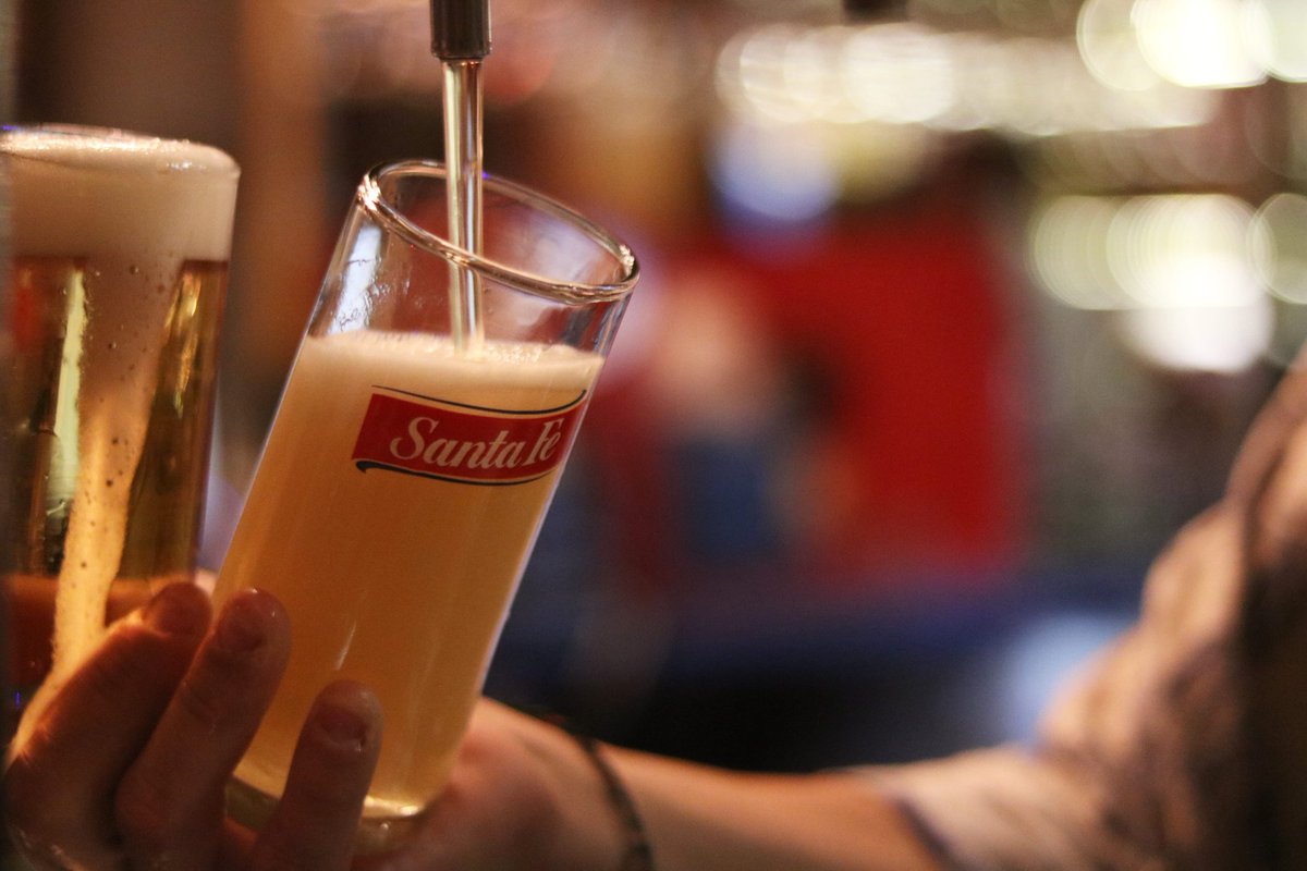 Que no te falte un liso bien frío en estas tardes de tanto calor en la ciudad!

___ #LaHoraDelLiso de 18 a 20hs con precios promocionales en liso y tragos seleccionados.
___Reservas únicamente via WhatsApp al 3416957949

Salú 🍻