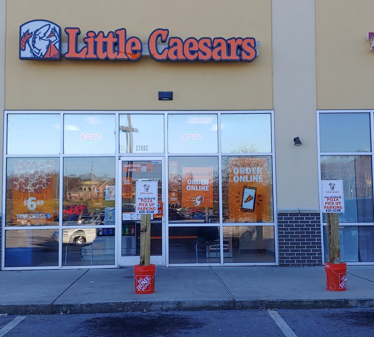 LittleCaesars31's tweet photo. 🔥🐔 #CrispyChickenCravers Pizzas &amp; Boneless Wings bring 4 beak-smackin' flavors to the Chicken Pizza-verse!! 🔥🐔 Exclusively at Loudon, TN location. LIMITED TIME OFFER - CONTACT-LESS CURBSIDE https://t.co/iaCgZmqzjs