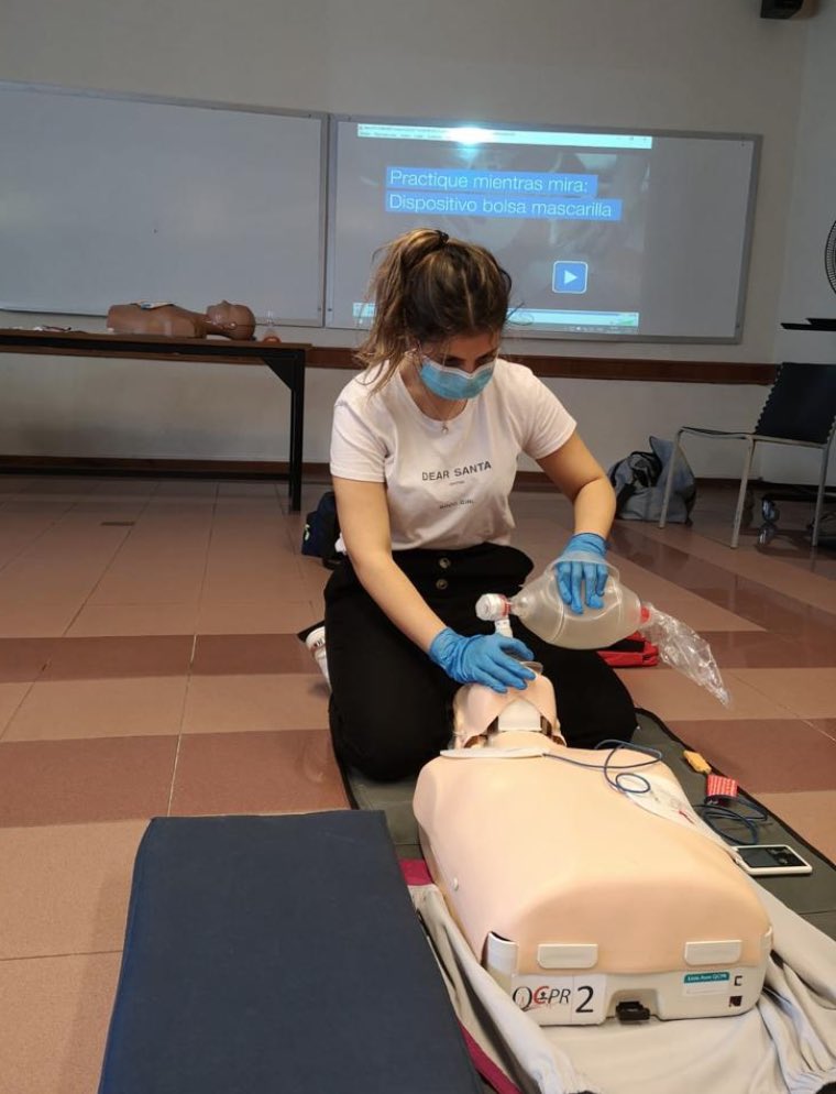 auferreir's tweet photo. Nuestros estudiantes de #Medicina reciben hoy y mañana la capacitación sobre Soporte Vital Básico acreditado por la American Heart Association, brindado por el Centro Internacional de Entrenamiento de @UCUoficial
Desde primer año ya viviendo la experiencia a pleno.
#RCPSALVAVIDAS https://t.co/hPbWdS4uyL