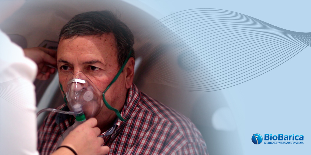 La absorción del oxígeno es a través de la vía respiratoria, del pulmón, no de la piel. Al aumentar la presión en el ambiente, también lo hace la difusión del oxígeno suministrado. Es decir, se logra aumentar el oxígeno en sangre y en todos los tejidos

es.biobarica.com/pacientes/preg… 🌐