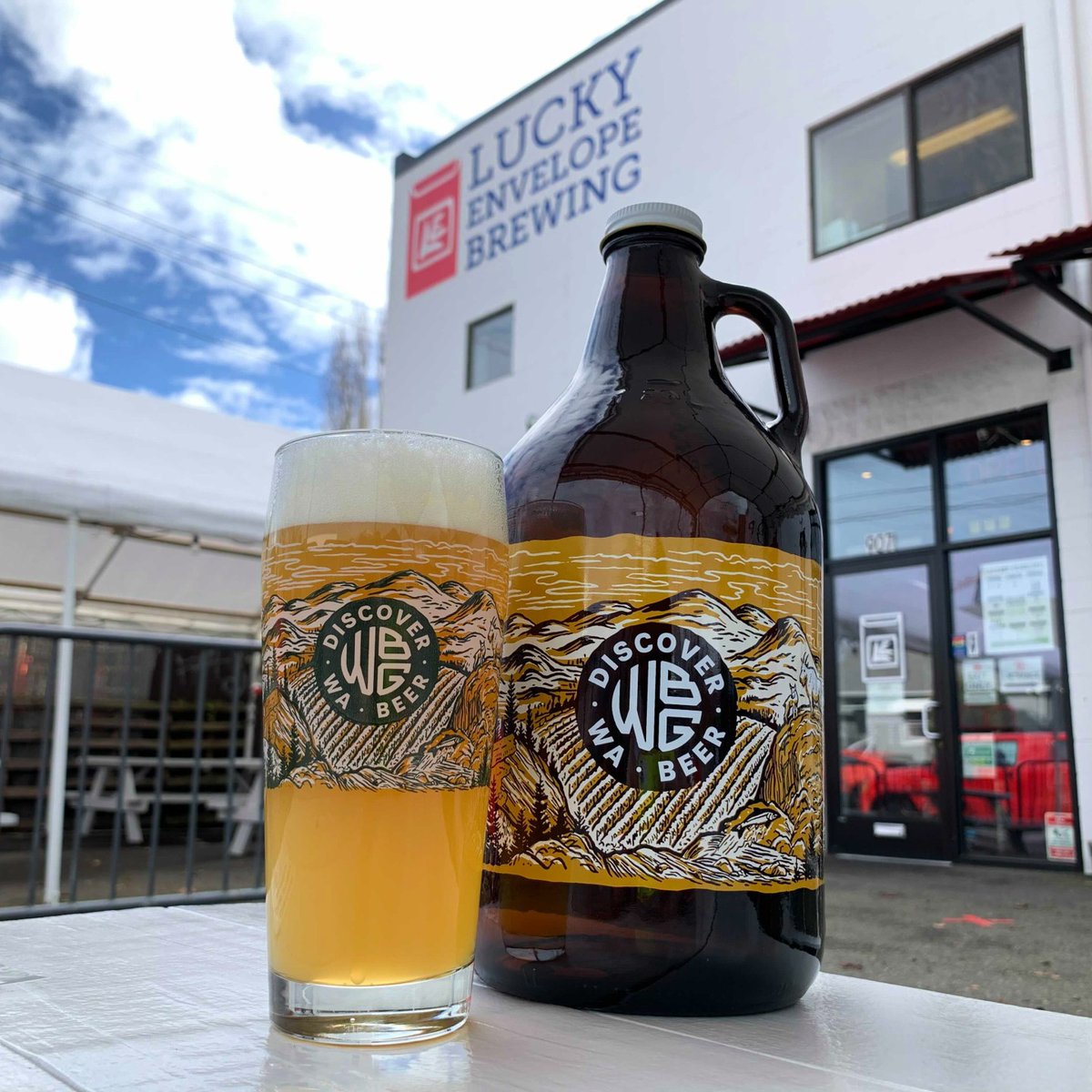 LuckyEnvBrewing's tweet photo. Stop by today through Saturday for #WAGrowlerDays. This limited-edition growler is $7 alone or with a fill for $6 plus the cost of beer. $1 from each growler sold goes to the Washington Brewers Guild. See the WBG website for more deats. #DiscoverWABeer #DrinkWABeer https://t.co/uCE9Gm8paR