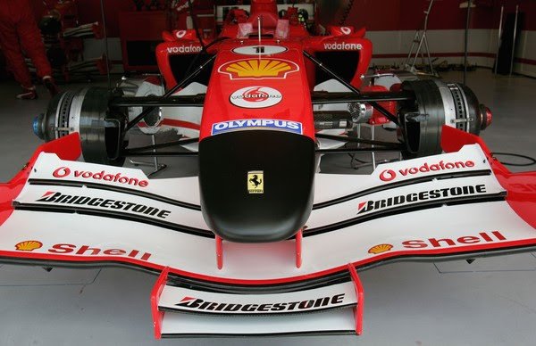 NetoDemetriou's tweet photo. A Scuderia Ferrari correu o Grande Prêmio do Bahrein de 2005 com a frente do monoposto em preto. A equipe demonstrava luto pela morte do Papa João Paulo II. #F1 #Ferrari #bahreinGP #f2005 #schumacher #Papa #barrichello https://t.co/pFwKmhCOXm