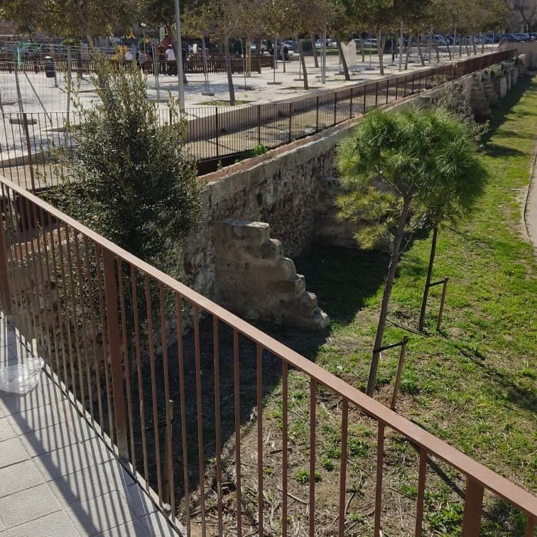 AvJesusPalma's tweet photo. @Culernicola @ajuntpalma @AngelicaPastor También nos preocupan los cerramientos, parece muy fácil colarse para hacer botellón. El acueducto del SXIII quizás debería estar un poco mas protegido. https://t.co/WtMKRCbu1s