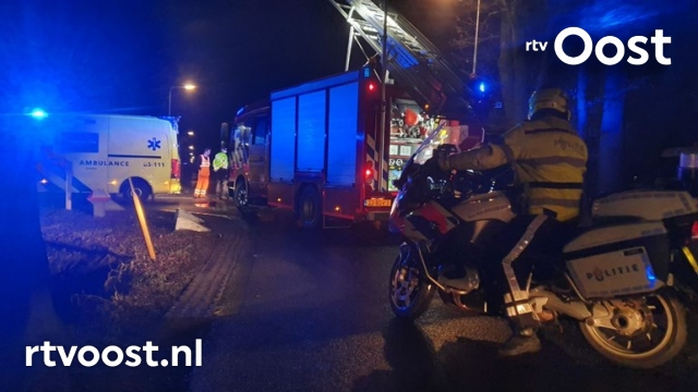 Inzittende met spoed naar ziekenhuis na aanrijding in Hengelo, twee wegen afgesloten. #rtvoost.