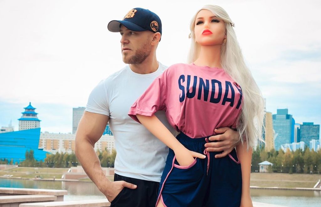 man divorces sex doll Man Weds His Sex Doll In Groundbreaking Ceremony A bodybuilder has finally  married his sex doll after delaying the ceremony for months. Yuri Tolochko,  from Kazakhstan, has been living with Margo for main image 1