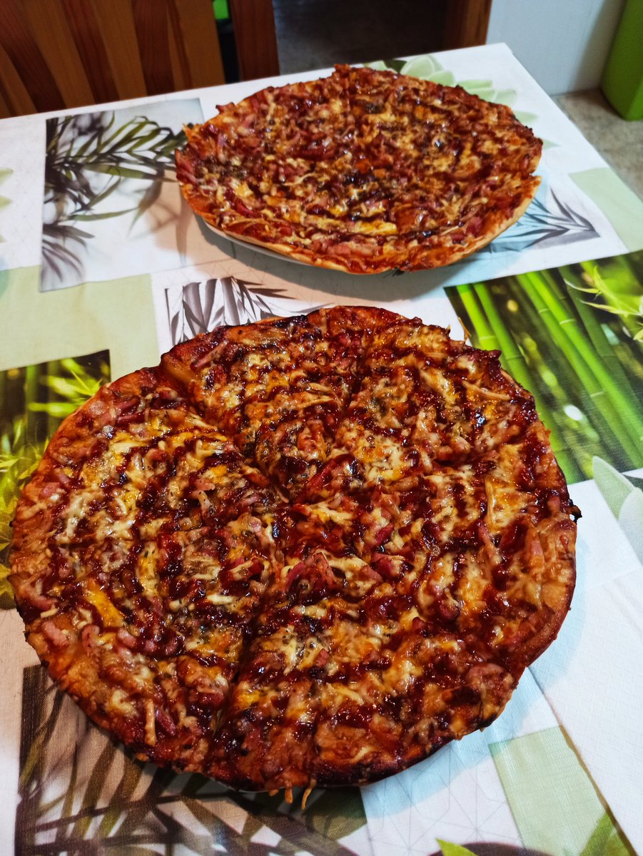 capdecoco's tweet photo. Las auténticas pizzas barbacoas de #capdeCheff 
Sírvanse ustedes que yo tengo prisa que me voy a currar 🤤🤤🤤 https://t.co/NHVhYUXu9Z