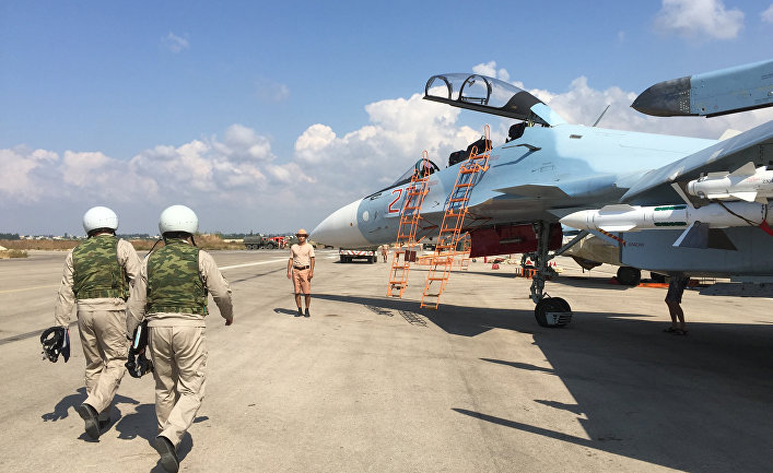 спасоп аэропорта шереметьево. самолет ил-76 вкс россии. самолет загрязняет воздух. самолет на дороге. действие на аэродроме.