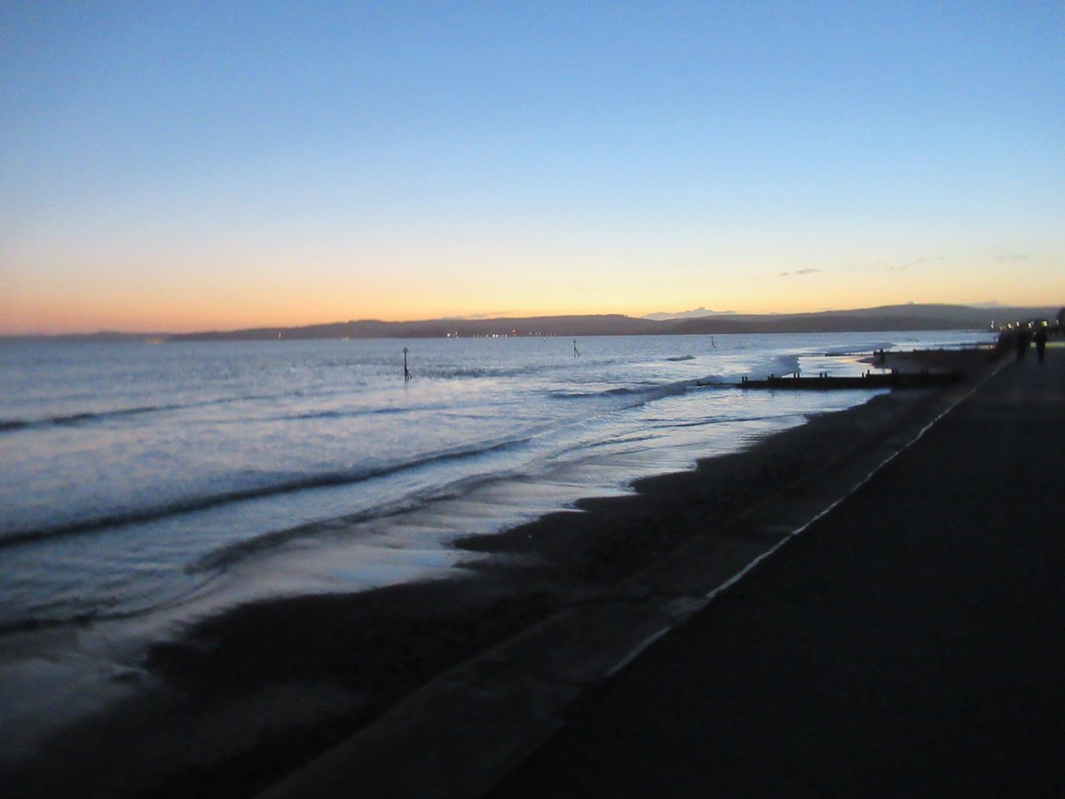 LEveleigh's tweet photo. @bbcweather #Exmouth @itvwestcountry @ExmouthNubNews @exmouthjournal @exmouthdevon #OrcombePoint @eastdevon @itvwestcountry @ONEmagdevon #lockdown2021 #TWILIGHT #beach I walked as far as Orcombe Point, Exmouth as seen in the twilight on Thursday 25th February 2021. https://t.co/nGWrjvRjIN