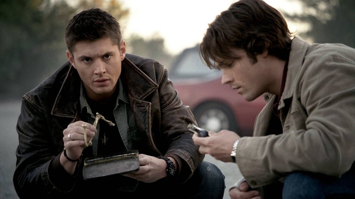 сэм и дин собака. сверхъестественное где разговаривают с животными. дин и собака сверхъестественное. дин сэм винчестер братья. джон винчестер сверхъестественное 14 сезон.