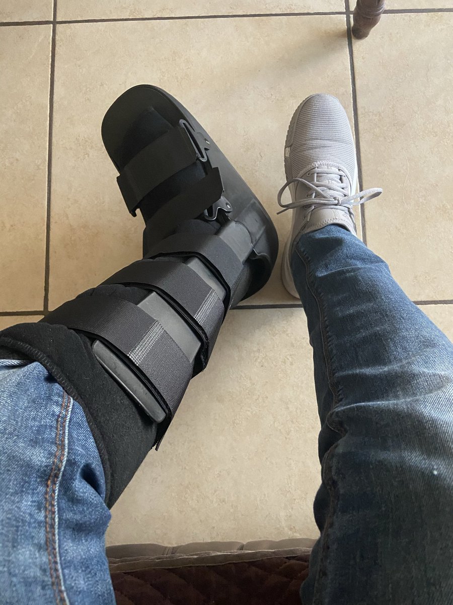 vick7803's tweet photo. Estrenando mi botita de robocop 😎😎 https://t.co/98a3YX2csb