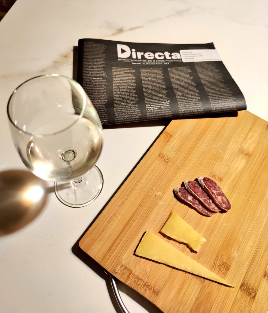 guipoto's tweet image. Ixes de treballar, vas a un acte de poesia musicada (gràcies @ed_tremendes!), arribes a casa i has rebut el primer exemplar @La_Directa, encetes un nou formatge de #CalFormatger i una copa de vi blanc, converses amb el pare i de fons sona @JavierKrahe_. Is this plenitud adulta?