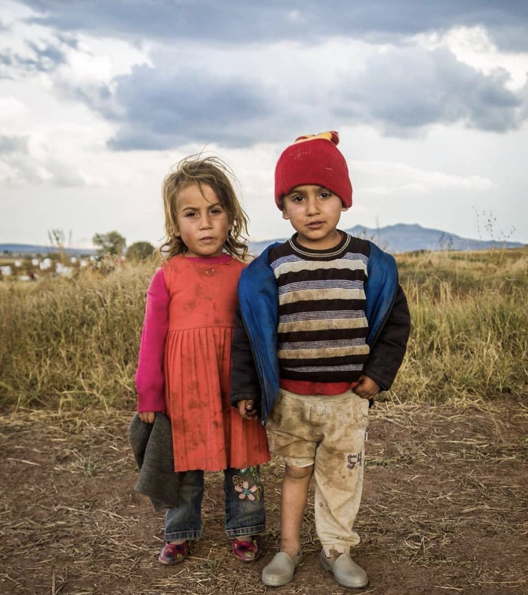 El ayak buz kesmiş, yürek cehennem.
Ümit, öfkeli ve mahzun.
Ümit, sapına kadar namuslu.