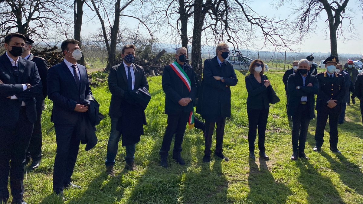 Viminale's tweet photo. Il prefetto di #Napoli alla demolizione di un immobile abusivo a #Calvizzano, appartenuto a una famiglia di #camorra. La presenza dello Stato contro ogni forma di criminalità per affermare la #legalità sui territori.
#25febbraio
📰➡️https://t.co/fXoqBqE6P3 https://t.co/LcoajAR8qx