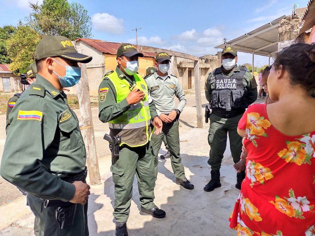 GuajiraPolicia's tweet photo. En un trabajo interinstitucional realizamos el #ComandoSituacional en #Cotoprix, con planes preventivos, enfocados al cumplimiento de las medidas sanitarias, campañas contra el hurto, violencia intrafamiliar y el abigeato #TodosContraElHomicidio #TodosContraElHurto #123 https://t.co/jiUixmfe3v