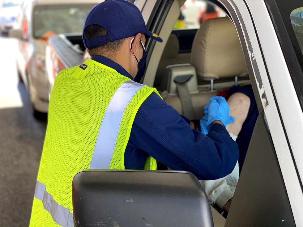 As America’s Health Responders, Public Health Service officers are committed to protecting the nation’s health. In Delaware, officers are working with @fema and the state to vaccinate community members. #COVID19Vaccine @usphscc