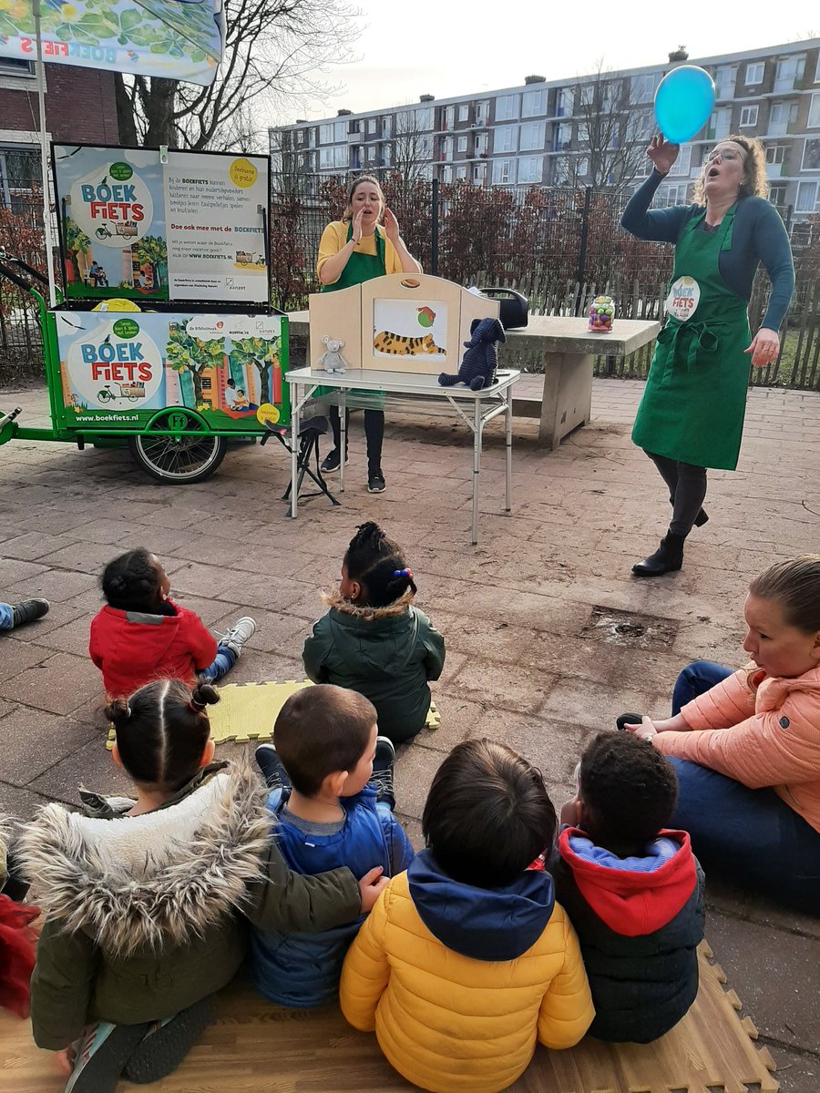 KomKids's tweet photo. De Schiedamse @boekfiets was on tour deze week! Er werd voorgelezen bij bijna alle peuterspeelzalen in Schiedam, van Noord tot Zuid.  #peuterspeelzaal #VKV #boekfiets #kinderopvang #voorjaarsvakantie #Schiedam #KomKids #voorlezen #klinkerschiedam #blink #viola #willibrordus https://t.co/NYGnHuaDHj