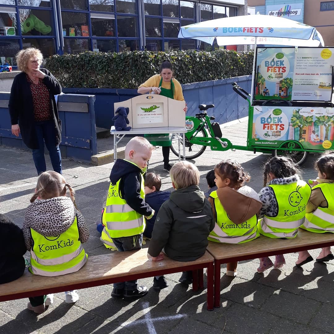 KomKids's tweet photo. De Schiedamse @boekfiets was on tour deze week! Er werd voorgelezen bij bijna alle peuterspeelzalen in Schiedam, van Noord tot Zuid.  #peuterspeelzaal #VKV #boekfiets #kinderopvang #voorjaarsvakantie #Schiedam #KomKids #voorlezen #klinkerschiedam #blink #viola #willibrordus https://t.co/NYGnHuaDHj