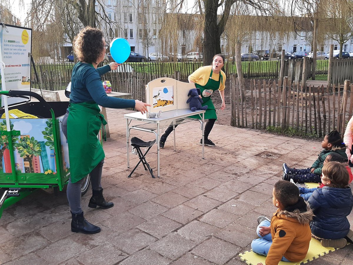 KomKids's tweet photo. De Schiedamse @boekfiets was on tour deze week! Er werd voorgelezen bij bijna alle peuterspeelzalen in Schiedam, van Noord tot Zuid.  #peuterspeelzaal #VKV #boekfiets #kinderopvang #voorjaarsvakantie #Schiedam #KomKids #voorlezen #klinkerschiedam #blink #viola #willibrordus https://t.co/NYGnHuaDHj