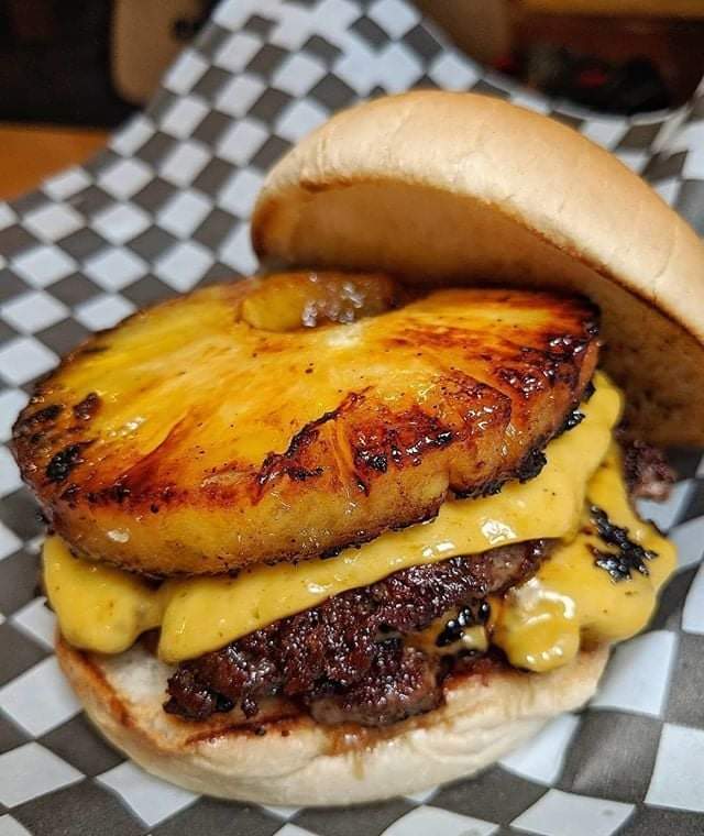 MasterMalou's tweet photo. Voici un cheeseburger Γ l'ananas.
Vous validez ou pas??????? https://t.co/DKajRjP3ee