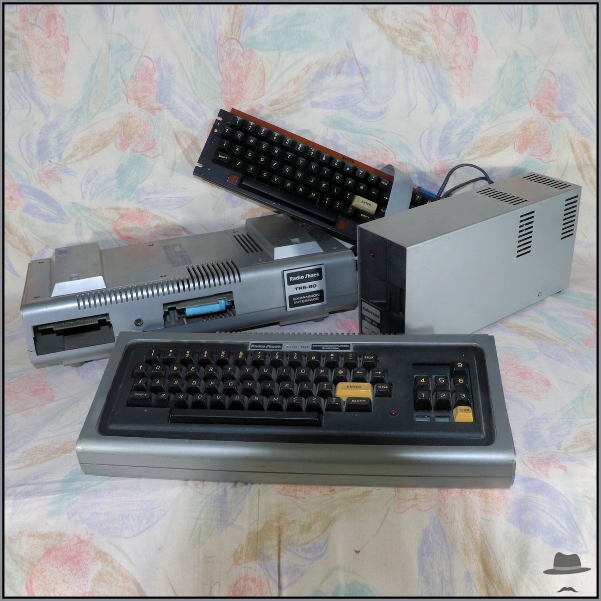 Jecepede's tweet image. Another donation. An awesome #RadioShack #TRS80 with #DiskDrive and #ExpansionInterface. I'll have my hands full when I try restoring it to it's former glory... #Retro #RetroGame #RetroGaming #RetroComputer #RetroComputing #Disk #Tandy Wanna donate something? feel free to PM me!