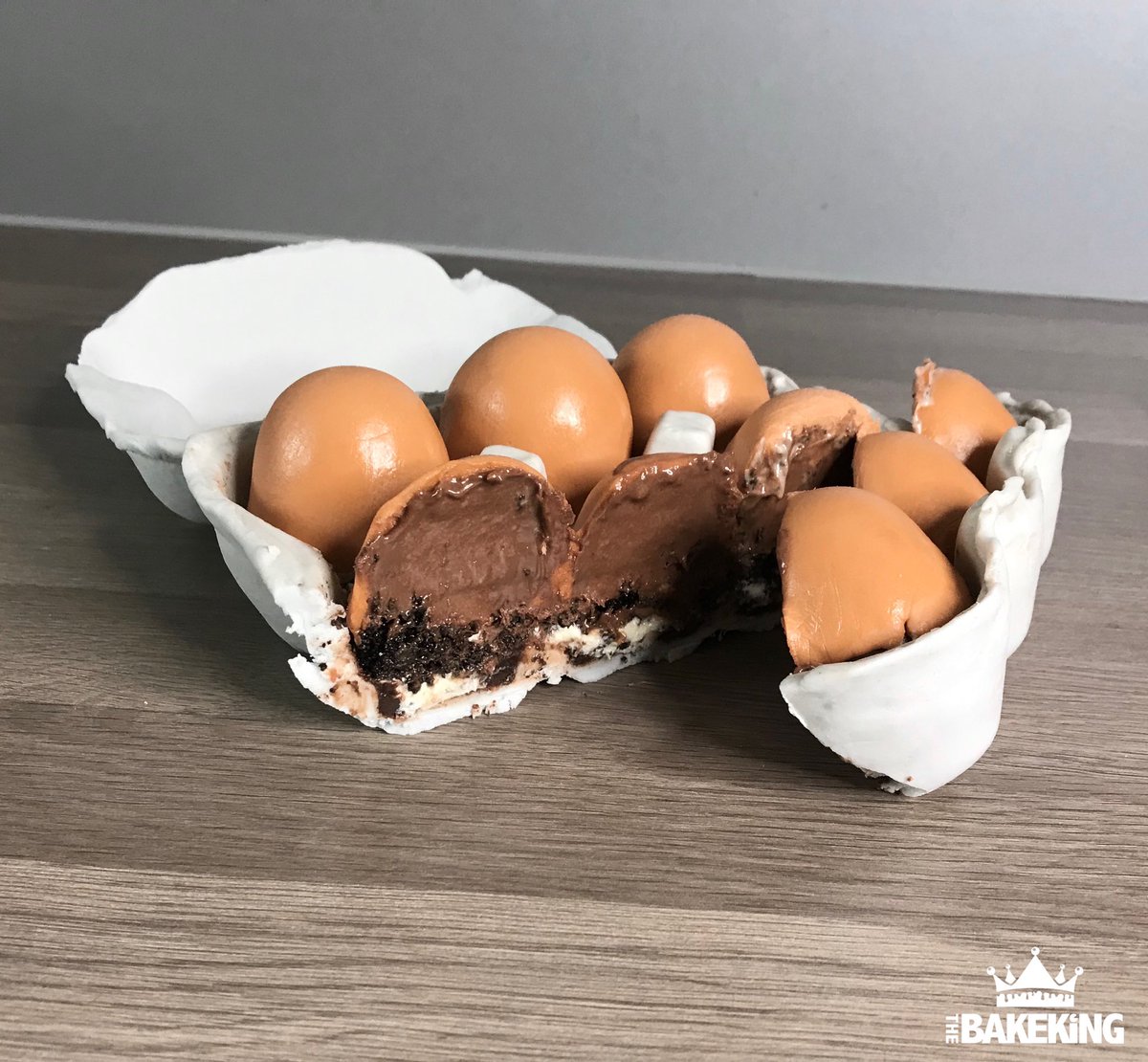 The_Bakeking's tweet photo. Box of Eggs CAKE!!! ๐ฐ
Sugarpaste coating and detail with chocolate sponge, buttercream and mouse filling.
#cake #cakeillusion #cakeart #eggs #breakfast #healthylifestyle #baking #cakeart #everythingiscake #art https://t.co/YGQeZNlvIp