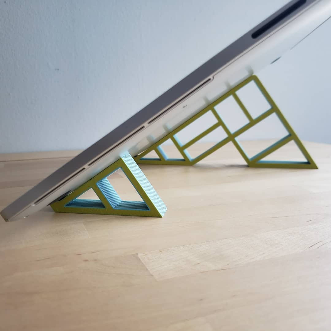 MosaicMfg's tweet photo. Working from home is highly improved with 3D printing. This geometric laptop stand was printed with the Palette 2S Pro in pattern mode (thing: 1330829). Dark blue, light blue, and yellow Mosaic PLA.

#3dprint #paletteprinted https://t.co/2jygZNc1xq