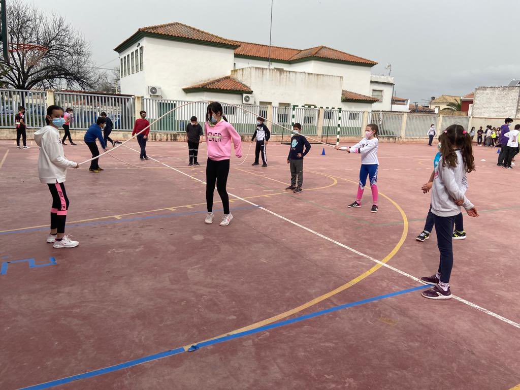CPRMaestroRCV's tweet photo. Hoy, 28 de febrero, día de nuestra Andalucía, múltiples actividades y juegos han inundado las distintas aldeas del CPR Maestro Rafael Chacón Villafranca, manteniendo siempre los protocolos de seguridad Covid. FELICIDADES ANDALUCÍA, FELICIDADES ANDALUCES!!!!! #escuelarural #28F https://t.co/T3h7o5nytR