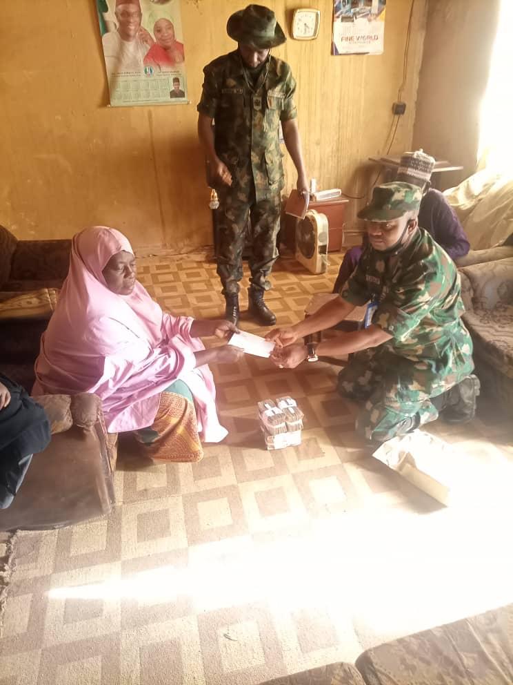 AdetulaSogo's tweet photo. @ShehuSani As a blogger/journalist, I took out time to make a quick investigation as today is the burial of the victims of the ill-fated air crash. I was surprised, @NigAirForce didn't just pay a condolence visit but also extended a hand of support to the family of their lost hero(s). https://t.co/QO1kVywiLx