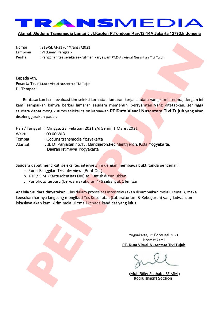 Anya Sakova kokraklarini korsatadi