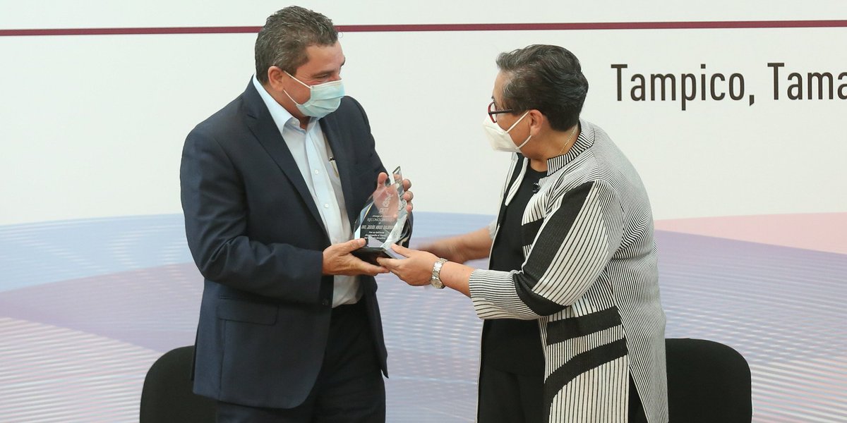 Reconozco también el trabajo realizado por el Presidente saliente Jesús Abud Saldívar al frente del #CIEST, organismo que a lo largo de 25 años ha logrado agrupar a cerca de 20 cámaras empresariales y representar a más de 10 mil empresarios de la Zona Conurbada Sur.