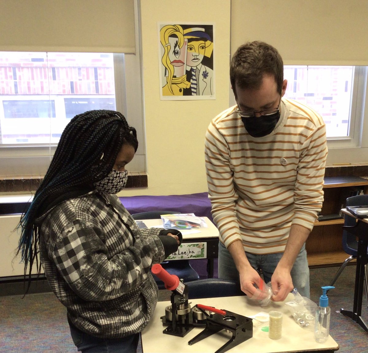 Ss got to turn their astronaut badges into buttons today with <a href="/MrRay_Media/">Mr. Ray</a> during #SpaceClub <a href="/Benton_STEM/">Benton Elementary</a> They were so excited to pin them to their bags! 
#STEM #CPSBest
