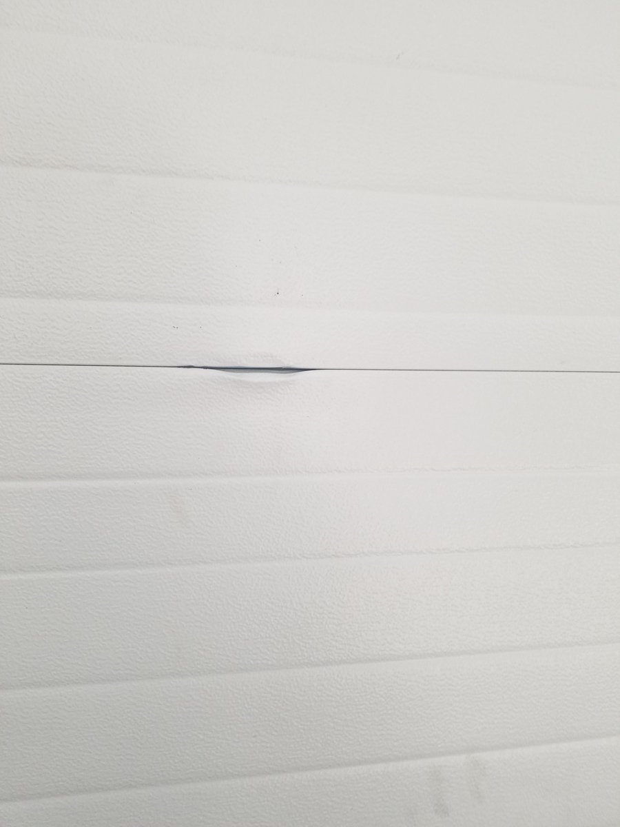MondayNiters21's tweet photo. Garage Door 1 Furley 0 #BrokenSpring #BruisedFingers https://t.co/ESrgtN2tUR