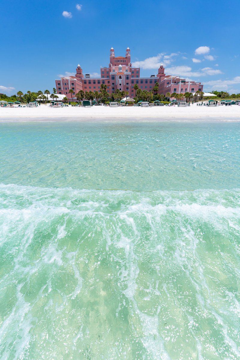VisitSPC's tweet photo. Meanwhile, at America’s #1 beach! 🥇☀️🌴🏖 #PinkPalace #StPeteBeach @TheDonCeSar https://t.co/CyjKxQ4cEY