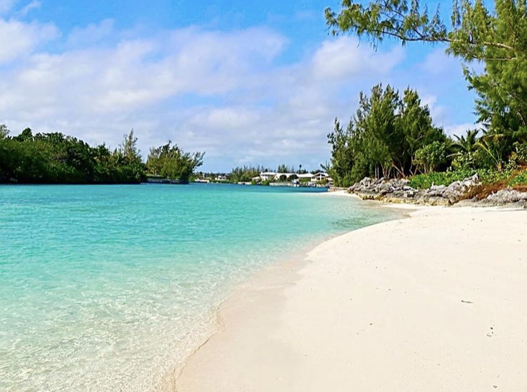 Fact: White sand always beats white snow. 😉 🌴 ❄️ 

If you're ready to say, "see ya!" to winter weather, head on down! Flights are available via <a href="/bahamasair/">Bahamasair</a> @flysilverairways and @americanair ✈️ 

Our fluffy sand can't wait to see your toes again. 🇧🇸 👣 

📷 : @linopiserchia