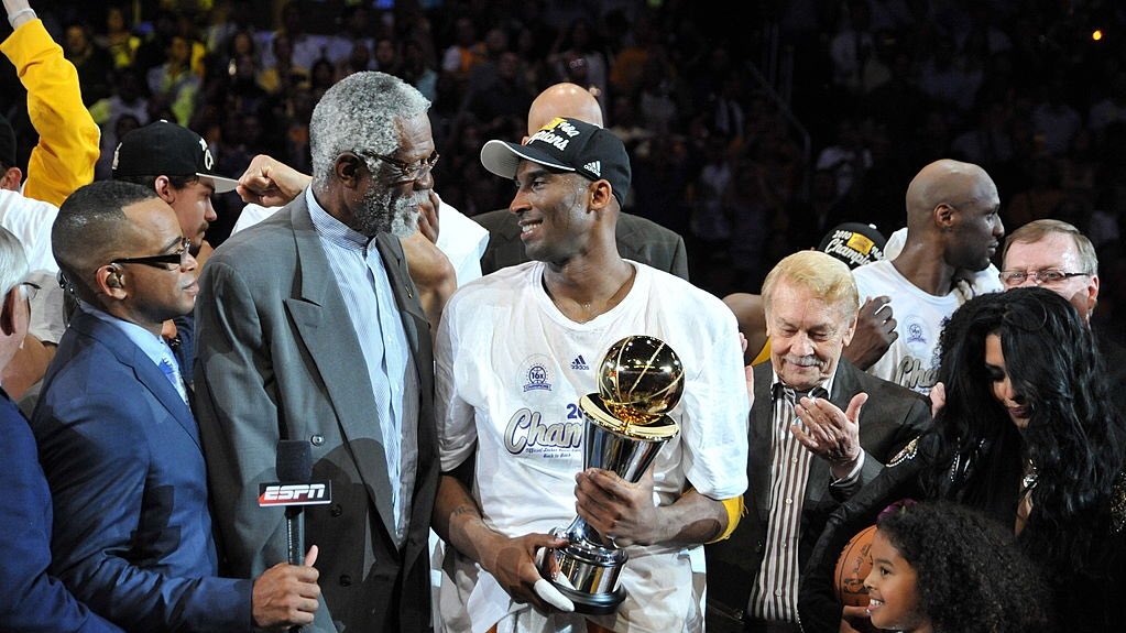 KbsGoat's tweet photo. Kobe Bryant is the only player in NBA History to win back to back Finals MVPs while beating teams who had 3+ All Stars https://t.co/22YiKgkYjO