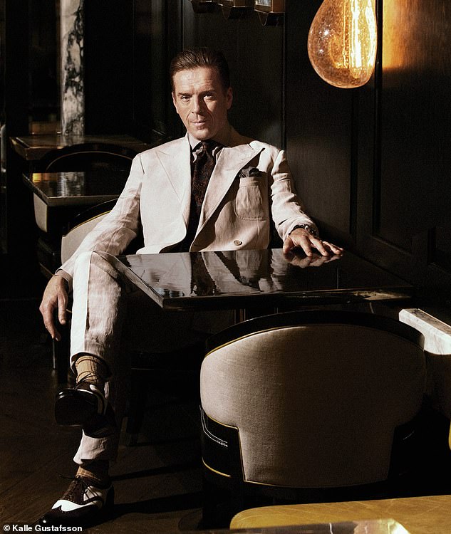 FanFunDamian's tweet photo. A young teacher. 
A country doctor. 
Love is in the air in a freezing cold Northern Ontario town. 
It's my turn to give you my dream role for Damian Lewis: https://t.co/q1Ex0k9PDD 
#DamianLewis #AliceMunro #Amundsen #Ontario #AlisterFox #ReddyFox #VivienHyde #DearLife https://t.co/E8QdXTF69m